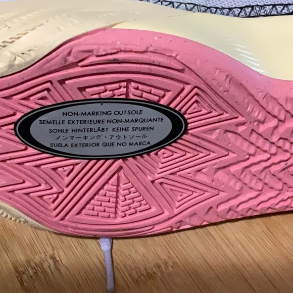 New Without Box Nike Kyrie Flytrap barely grape shoes, size 6.5Y - Picture 6 of 7